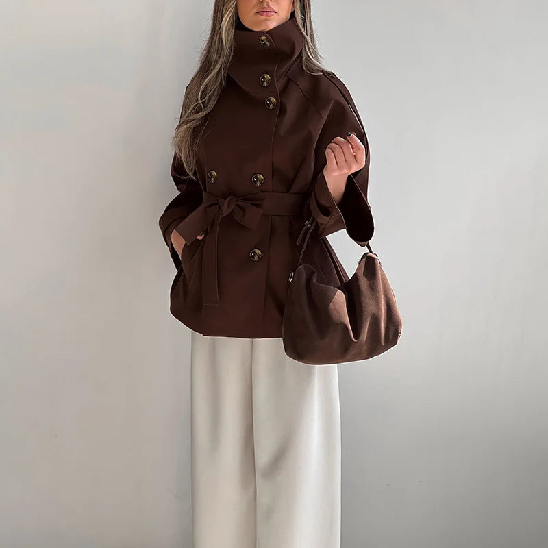 Gabardina Vintage – Diseño de Cuello Alto y Doble Botonadura para un Estilo Chic de Otoño