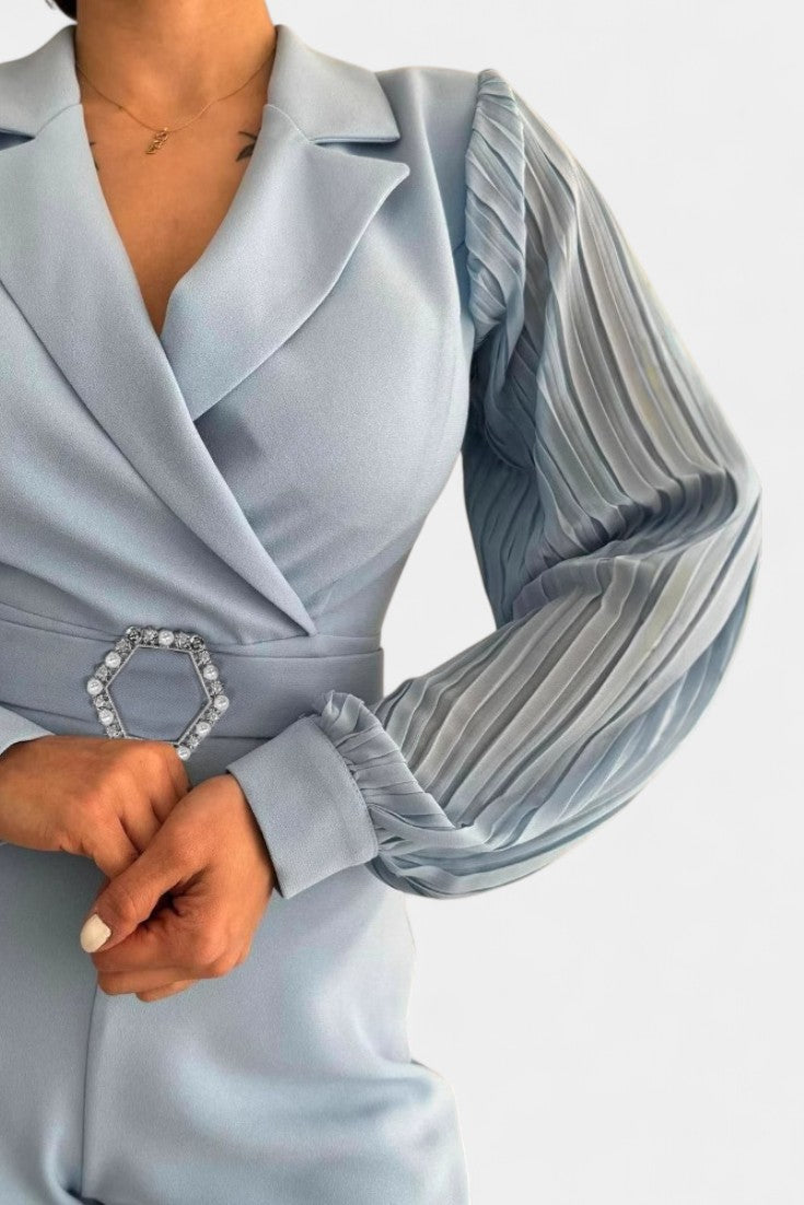 Dénéa Mono Chic con Cuello Sastre y Detalles Fruncidos