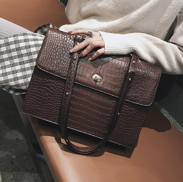 Bolso de cuero con efecto escamado