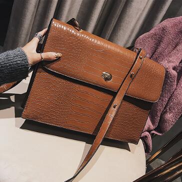 Bolso de cuero con efecto escamado