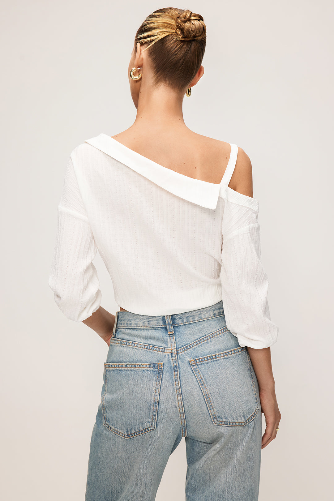 Camisa de Manga Larga Asimétrica con Espalda Descubierta