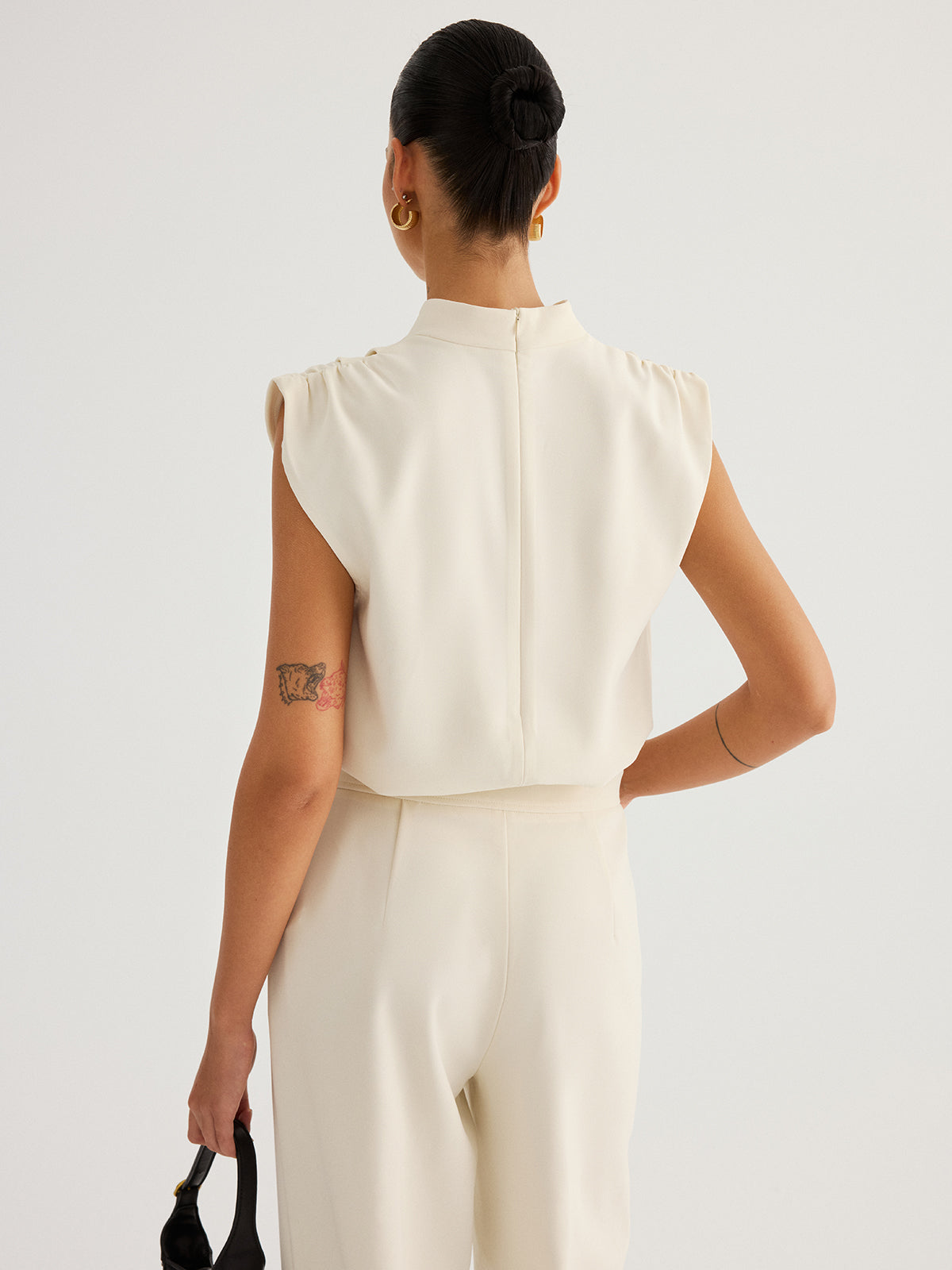 Blusa Drapeada de Cuello Alto y Manga Corta