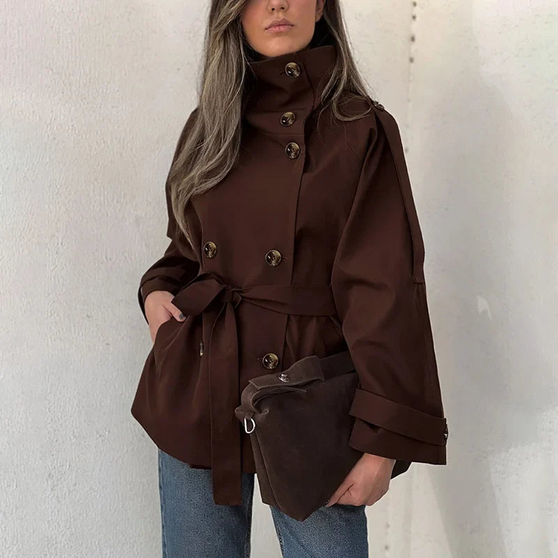 Gabardina Vintage – Diseño de Cuello Alto y Doble Botonadura para un Estilo Chic de Otoño