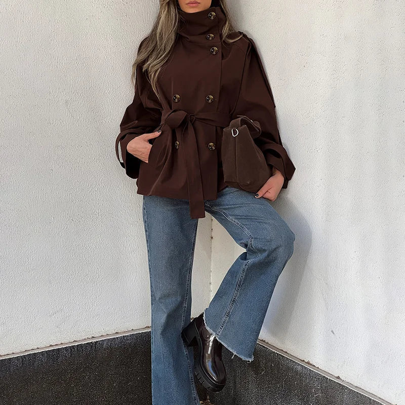 Gabardina Vintage – Diseño de Cuello Alto y Doble Botonadura para un Estilo Chic de Otoño