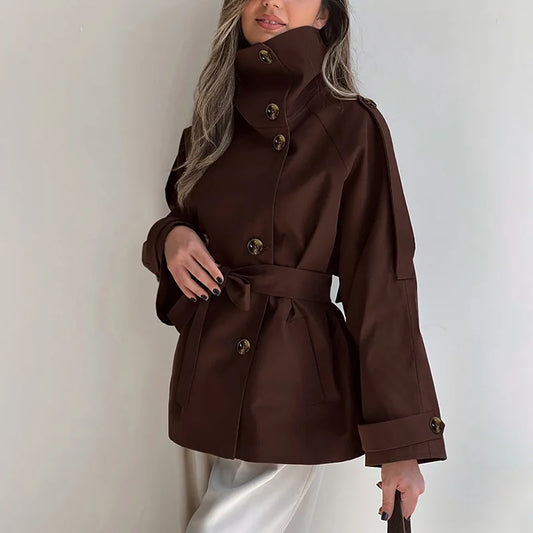 Gabardina Vintage – Diseño de Cuello Alto y Doble Botonadura para un Estilo Chic de Otoño