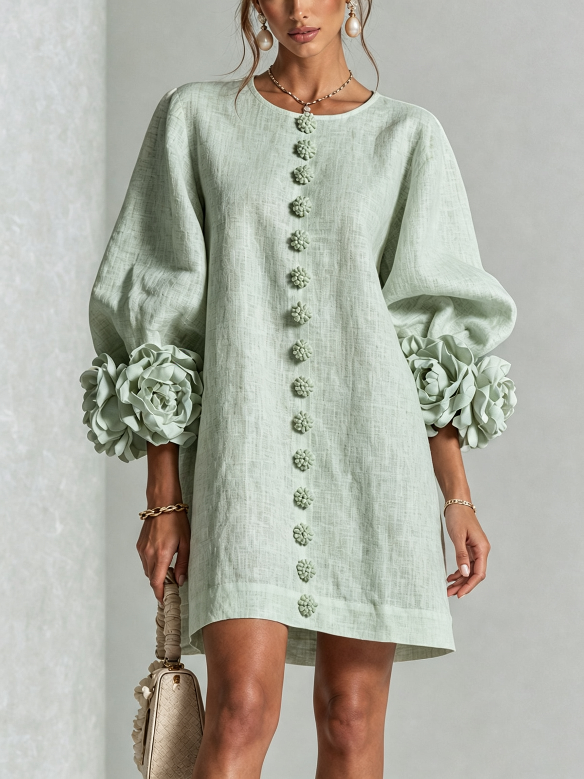 Minivestido blanco con botones florales y mangas florales extravagantes.