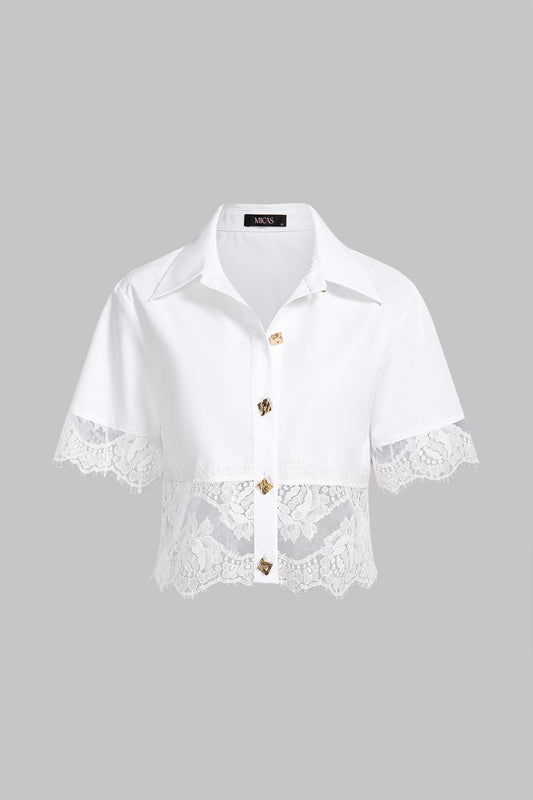Camisa de Manga Corta con Botones Metálicos y Borde de Encaje