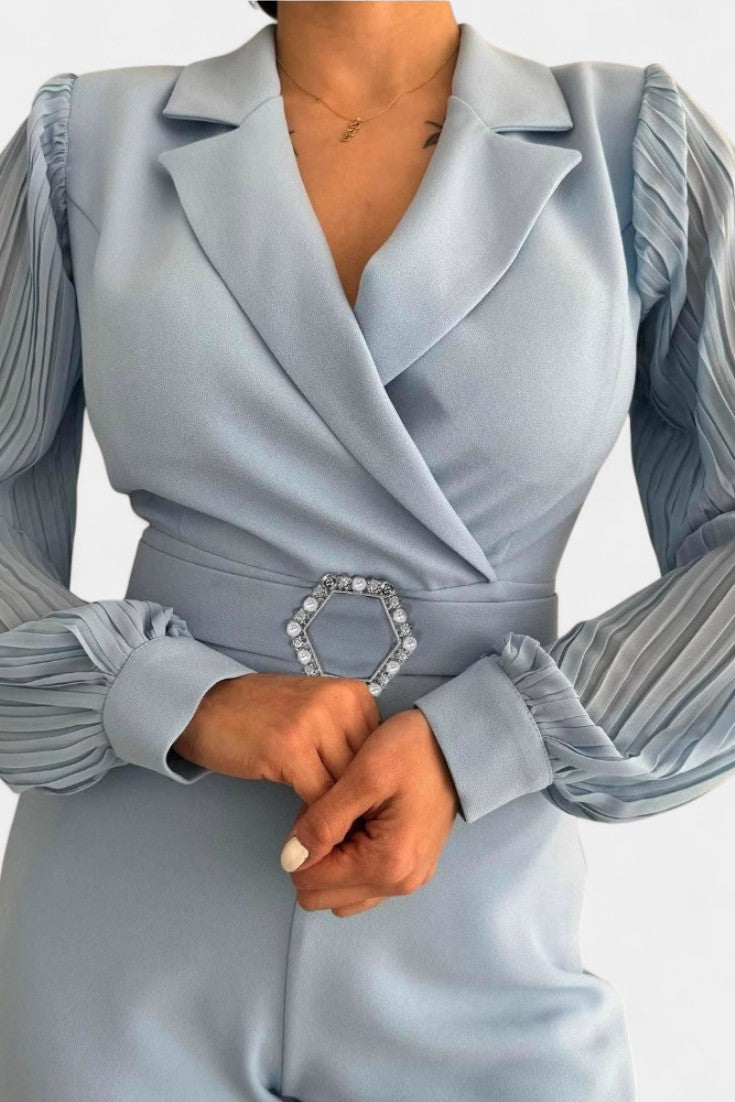 Dénéa Mono Chic con Cuello Sastre y Detalles Fruncidos