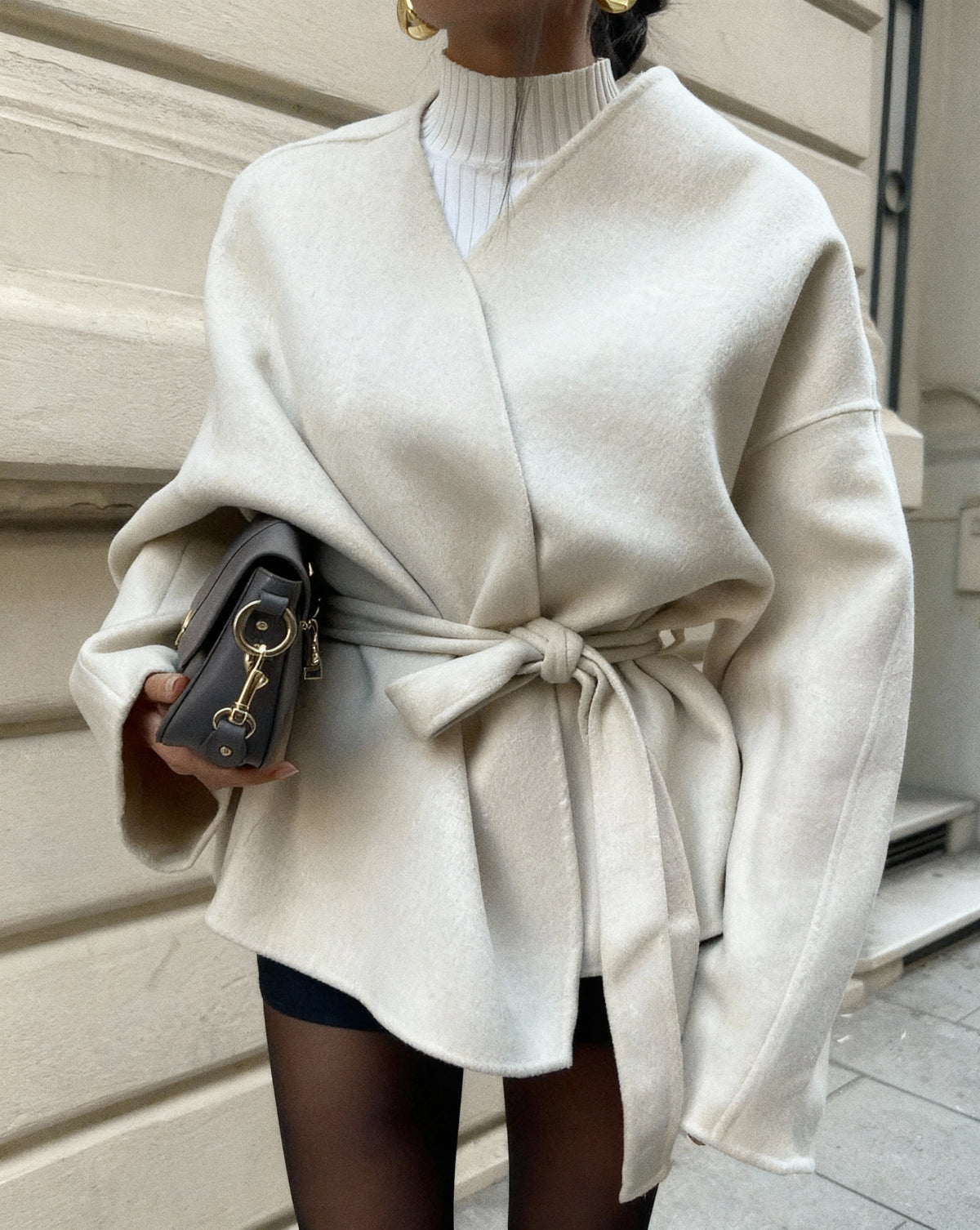 Abrigo Sastre Elegante en Beige con Cinturón de Lazo para Mujer