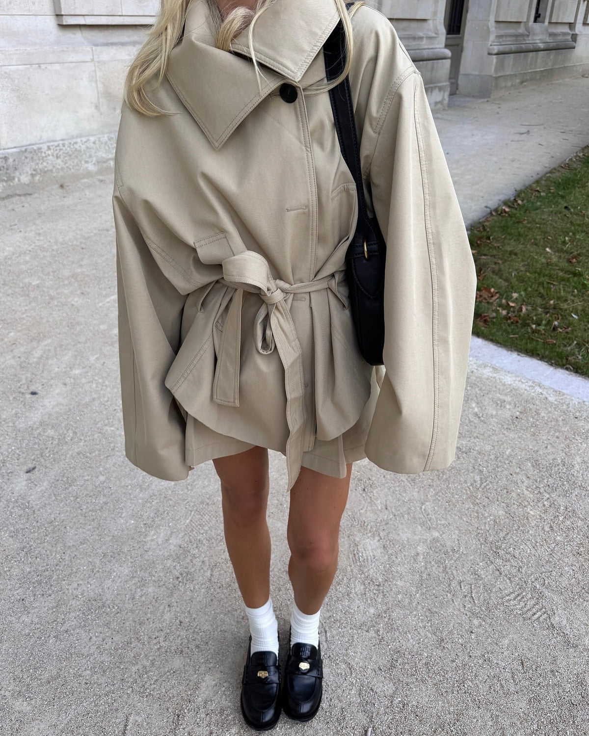 Gabardina Corta Oversized con Cinturón en Beige para Mujer
